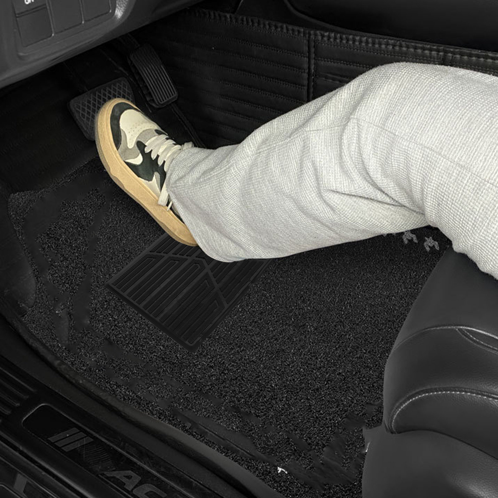 Car Floor Mat - ペダル部分の補修用、滑り止め加工を施した、耐久性に優れたゴム製カーペットマット。